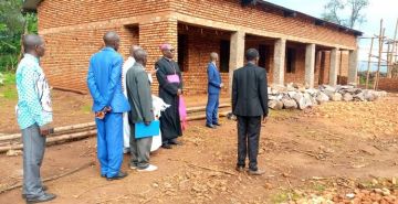 VISITE PASTORALE DE L’ARCHEVEQUE DE GITEGA DANS LA PAROISSE BUGENYUZI