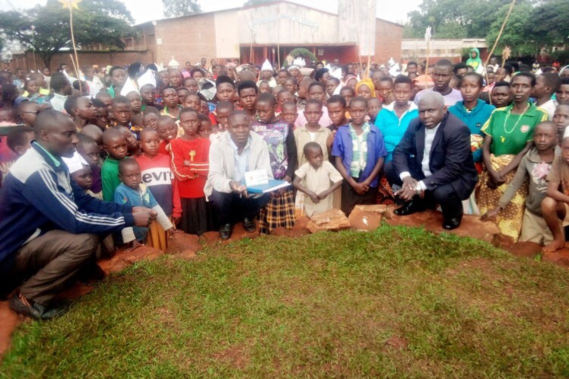 EN PAROISSE NYABIKERE, L’ENFANCE MISSIONNAIRE VISITE LES CEB 
