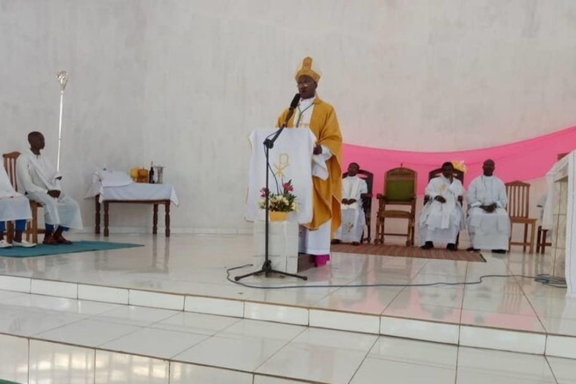 VISITE DE L’EVEQUE DE BURURI DANS LA PAROISSE DE MUYANGE