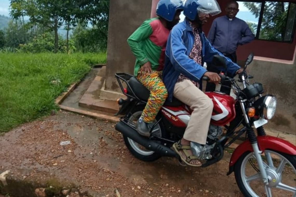 BENEDICTION D'UNE NOUVELLE MOTO DE LA PAROISSE BON PASTEUR DE MURWI