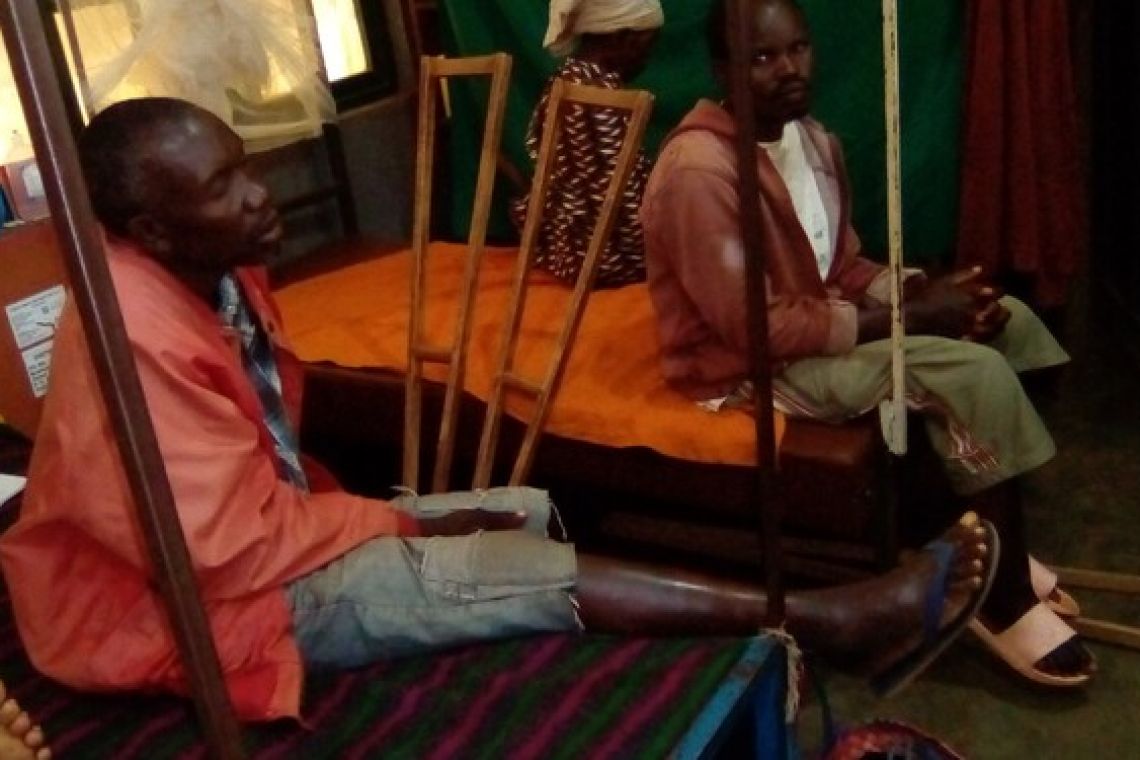 LES MEMBRES DU RENOUVEAU CHARISMATIQUE CATHOLIQUE DE LA PAROISSE MUCUNGUZI EN VISITE AUX MALADES