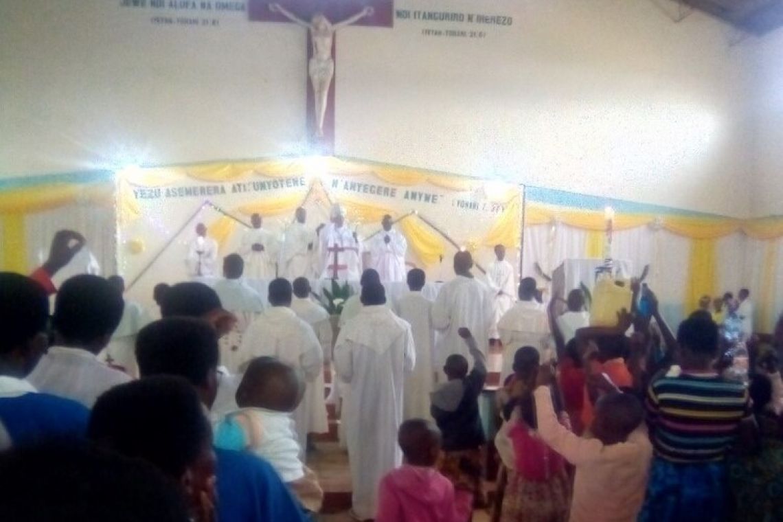 LA PAROISSE DE MAKAMBA A ACCUEILLI LEUR EVEQUE EN VISITE PASTORALE