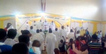 LA PAROISSE DE MAKAMBA A ACCUEILLI LEUR EVEQUE EN VISITE PASTORALE