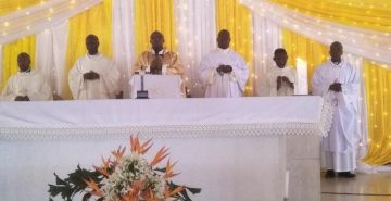 PREMIERE COMMEMORATION DE LA CANONISATION DE SAINT CESAR DE BUS