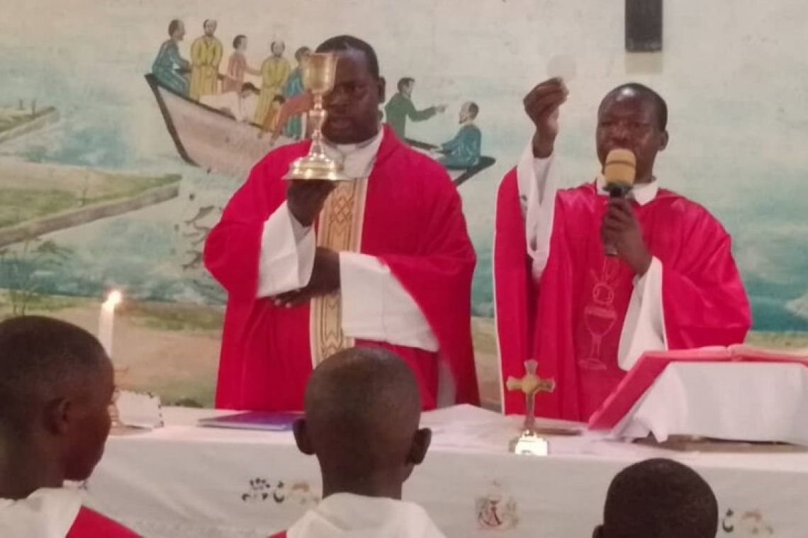 UMUSI MUKURU WA PENTEKOTI WARAHIMBAJWE NEZA MURI PARUWASE KIGWENA