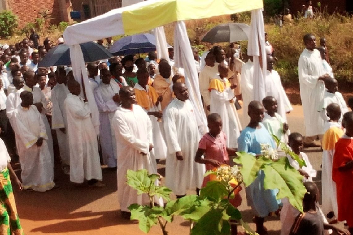 LA JOIE DE LA CELEBRATION DU TRES SAINT SACREMENT A LA PAROISSE SAINT PIERRE DE MUZINDA
