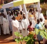 LA JOIE DE LA CELEBRATION DU TRES SAINT SACREMENT A LA PAROISSE SAINT PIERRE DE MUZINDA