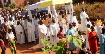 LA JOIE DE LA CELEBRATION DU TRES SAINT SACREMENT A LA PAROISSE SAINT PIERRE DE MUZINDA