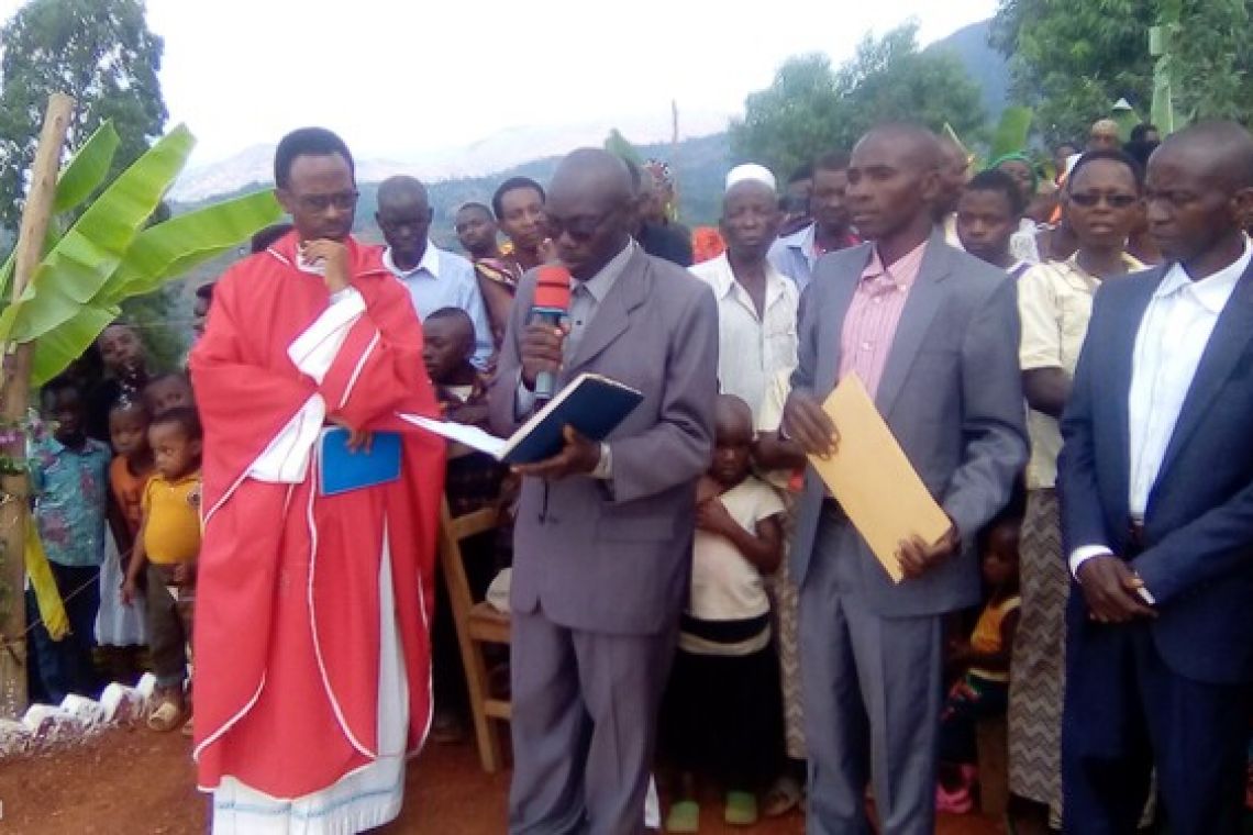 BENEDICTION D’UNE NOUVELLE EGLISE DE LA SUCCURSALE DE MURESI EN PAROISSE DE MAKAMBA PAR L’ORDINAIRE DU LIEU