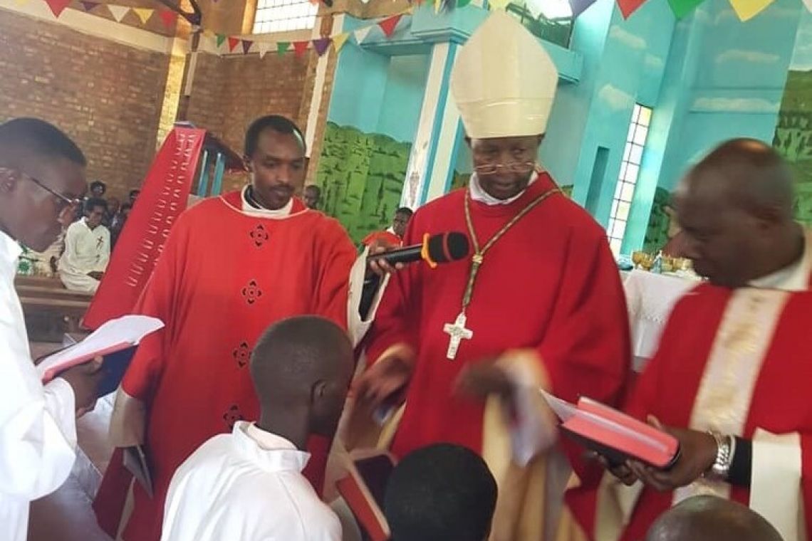 ADMINISTRATION DU SACREMENT DE CONFIRMATION A MUGAMBA