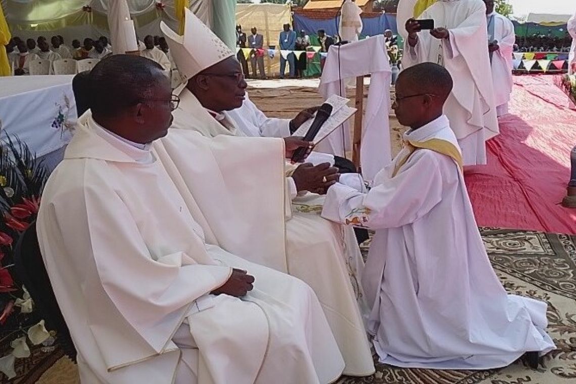 ORDINATION SACERDOTALE A KABINGO DU DIOCESE RUTANA