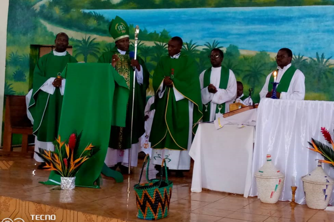 LA PAROISSE DE NYANZA-LAC RECOIT LE NOUVEAU CURE