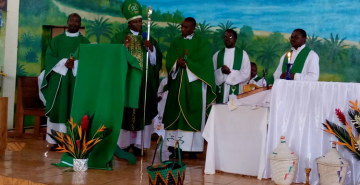 LA PAROISSE DE NYANZA-LAC RECOIT LE NOUVEAU CURE