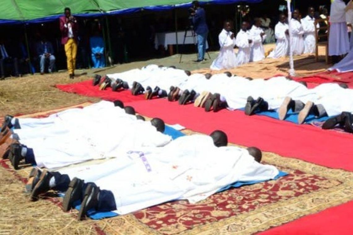 LE DIOCESE CATHOLIQUE DE MUYINGA A CELEBRE L’ORDINATION  SACERDOTALE ET DIACONALE