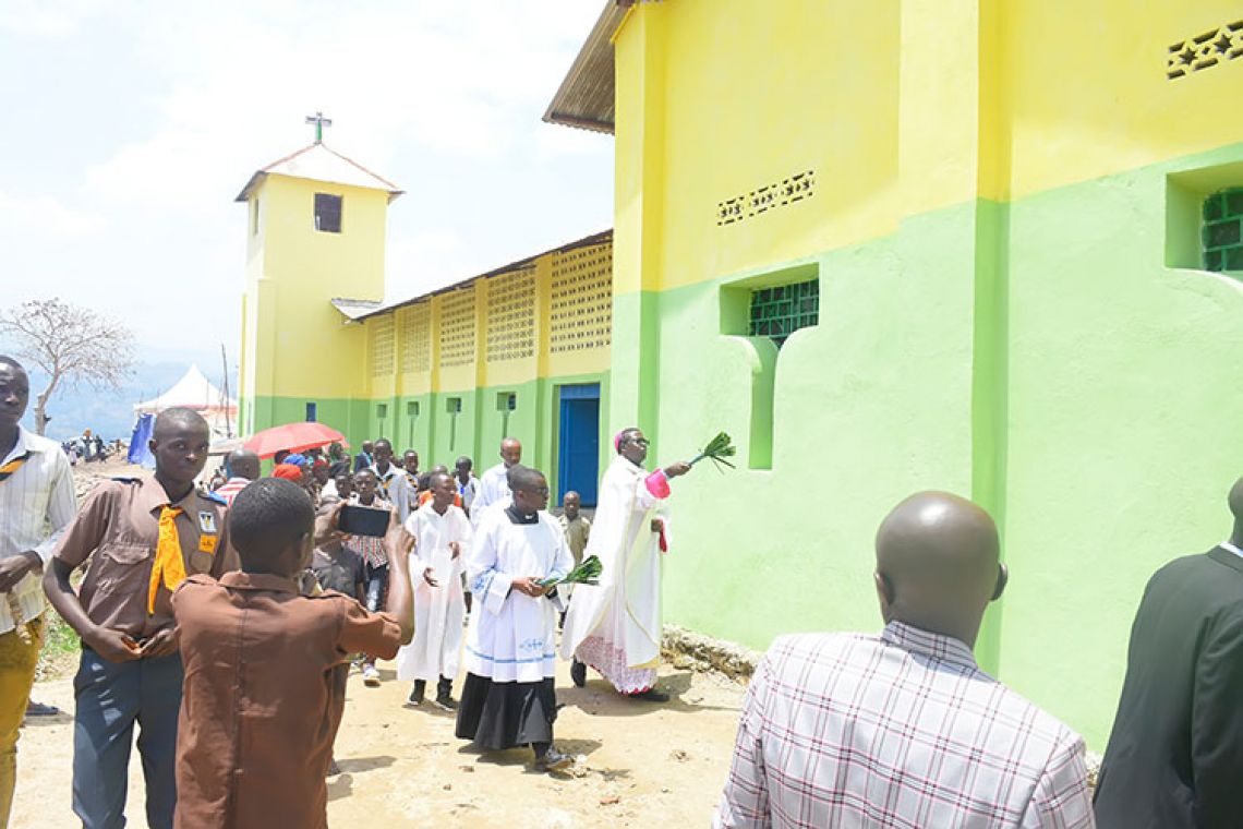 MARATHON DE CONSECRATION DES EGLISES  CONSTRUITES EN DIOCESE  BUBANZA
