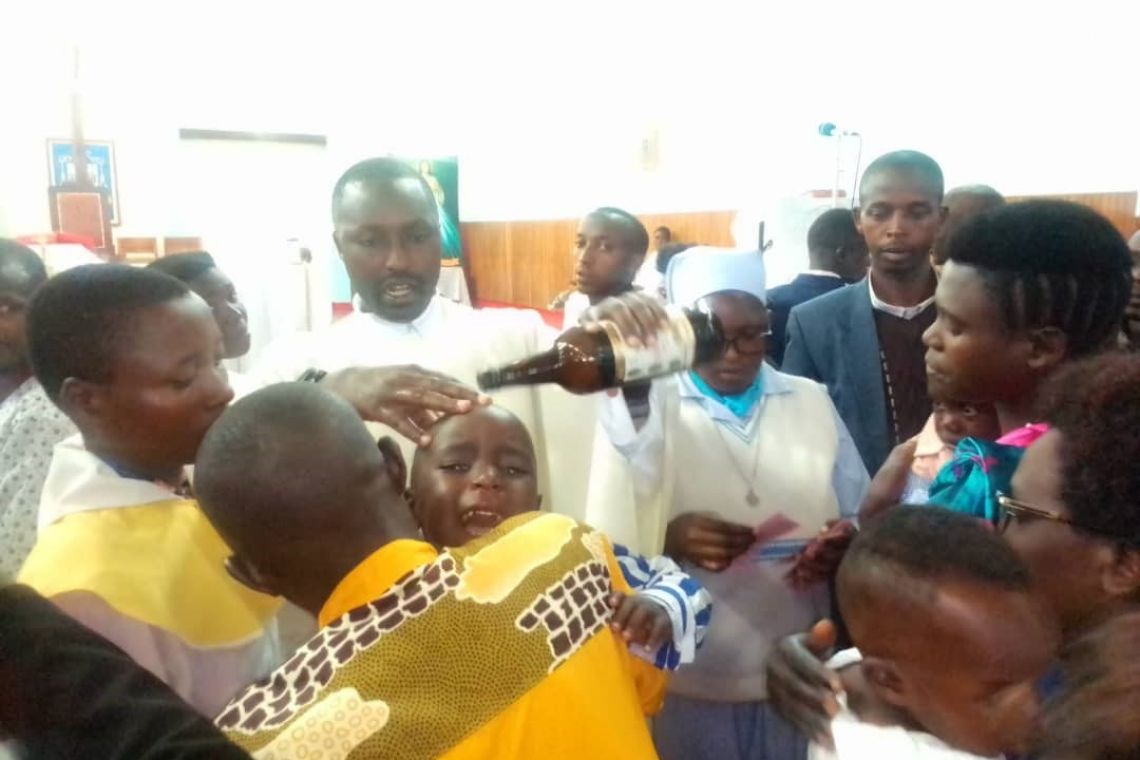 LA SAINTE FAMILLE : JOIE  D'ACCUEILLIR LES NOUVEAUX CHRETIENS A LA CATHEDRALE MARIE REINE DE BURURI