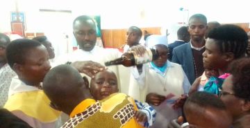 LA SAINTE FAMILLE : JOIE  D'ACCUEILLIR LES NOUVEAUX CHRETIENS A LA CATHEDRALE MARIE REINE DE BURURI