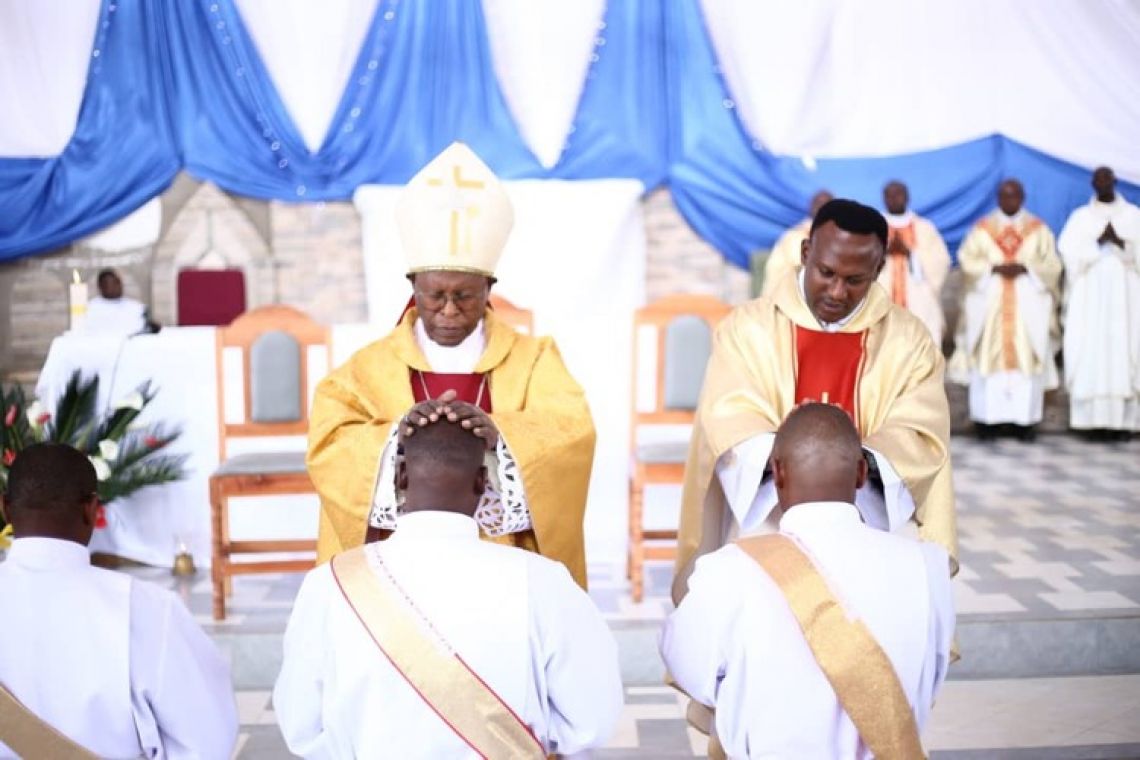 ORDINATION SACERDOTALE DANS LA PAROISSE MUSONGATI DU DIOCESE DE RUTANA