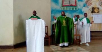 LES MEMBRES DU MOUVEMENT XAVERI DU DIOCESE RUTANA DANS LA JOIE DE CELEBRER LEUR SAINT PATRON
