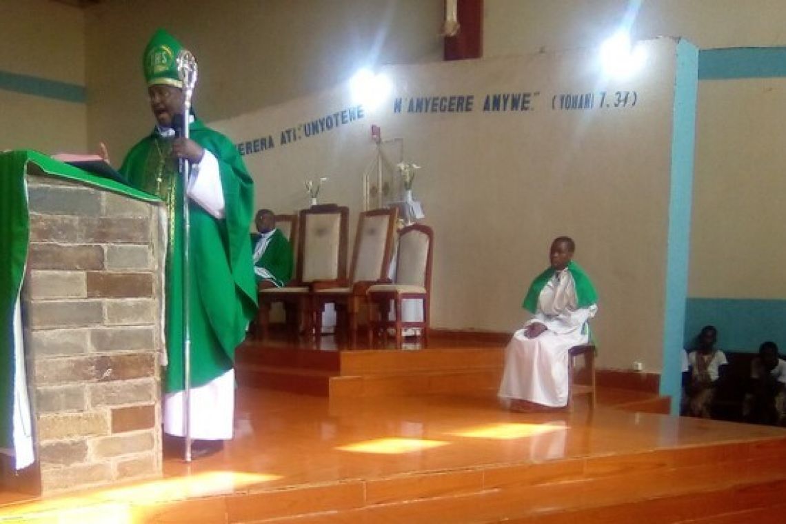 VISITE PASTORALE DE S.E. MGR SALVATOR NICITERETSE  EVEQUE DU DIOCESE DE BURURI DANS LA PAROISSE DE MAKAMBA