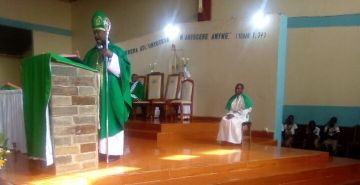VISITE PASTORALE DE S.E. MGR SALVATOR NICITERETSE  EVEQUE DU DIOCESE DE BURURI DANS LA PAROISSE DE MAKAMBA