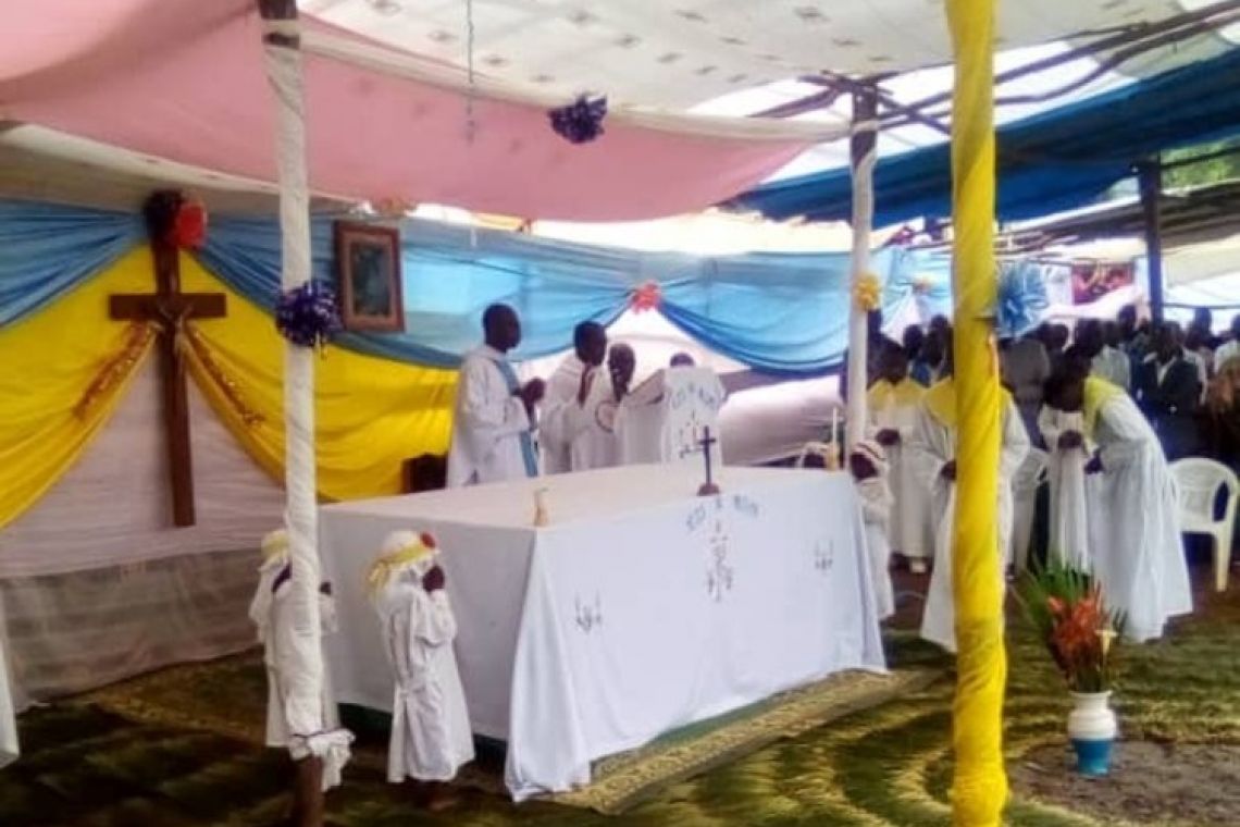 SAINT SACREMENT A LA PAROISSE SAINTE MARIE MEDIATRICE DE TOUTES LES GRACES DE MABAYI