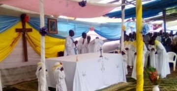 SAINT SACREMENT A LA PAROISSE SAINTE MARIE MEDIATRICE DE TOUTES LES GRACES DE MABAYI