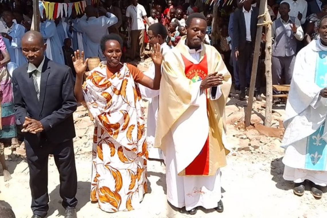 DEUX JEUNES PRETRES CELEBRENT ENSEMBLE UNE MESSE DE PREMICES