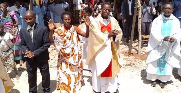 DEUX JEUNES PRETRES CELEBRENT ENSEMBLE UNE MESSE DE PREMICES