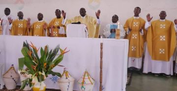 L’ABBE JUVENAL NZOHABONAYO A BIEN CELEBRE SON JUBILE D’ARGENT D’ORDINATION SACERDOTALE