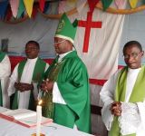 L’EVEQUE DU DIOCESE DE BURURI AU MILIEU DES DETENUS