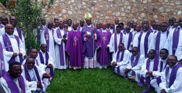 C’EST DANS LA JUBILATION QUE L’EGLISE QUI EST A BUBANZA A ACCUEILLI SON NOUVEL EVEQUE
