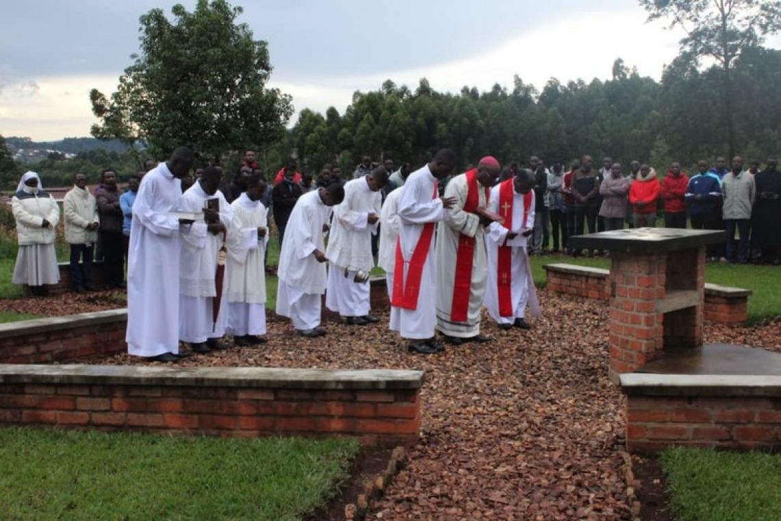 BENEDICTION D’UNE NOUVELLE CROIX AU GRAND SEMINAIRE DE GITEGA 