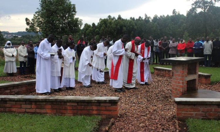 BENEDICTION D’UNE NOUVELLE CROIX AU GRAND SEMINAIRE DE GITEGA 