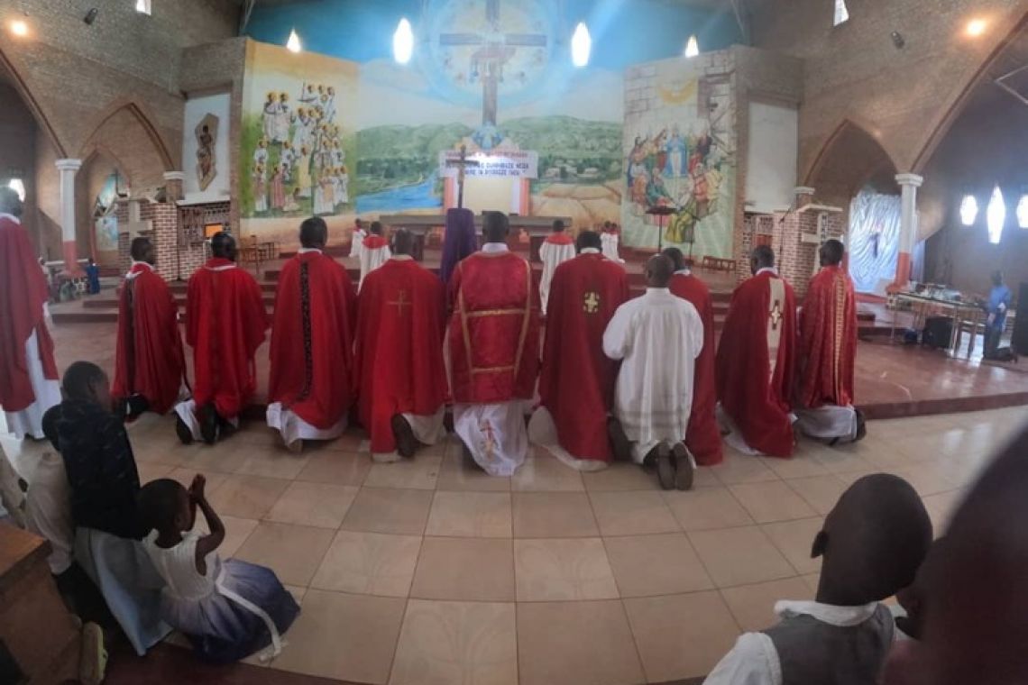 VENDREDI SAINT : LA MORT DU CHRIST, VOIE POUR NOTRE COMMUNION AVEC DIEU ET LE PROCHAIN