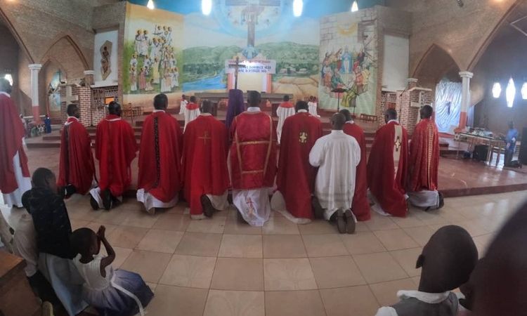 VENDREDI SAINT : LA MORT DU CHRIST, VOIE POUR NOTRE COMMUNION AVEC DIEU ET LE PROCHAIN