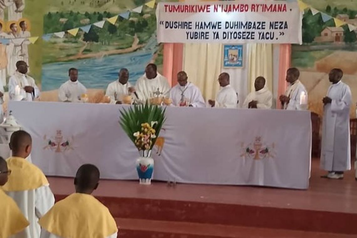 LE DIOCESE DE RUYIGI PRIE POUR LE REPOS DE L'AME DU PAPE FRANÇOIS