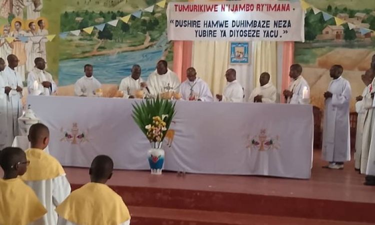 LE DIOCESE DE RUYIGI PRIE POUR LE REPOS DE L'AME DU PAPE FRANÇOIS