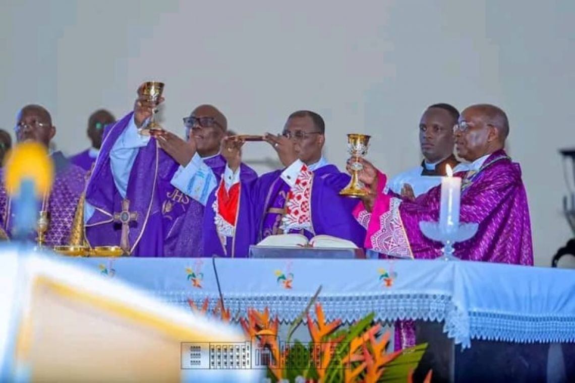 L’EGLISE QUI EST AU BURUNDI EN PRIERE POUR LE REPOS DE L’AME DU PAPE FRANÇOIS