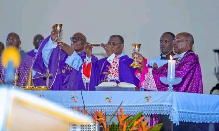 L’EGLISE QUI EST AU BURUNDI EN PRIERE POUR LE REPOS DE L’AME DU PAPE FRANÇOIS
