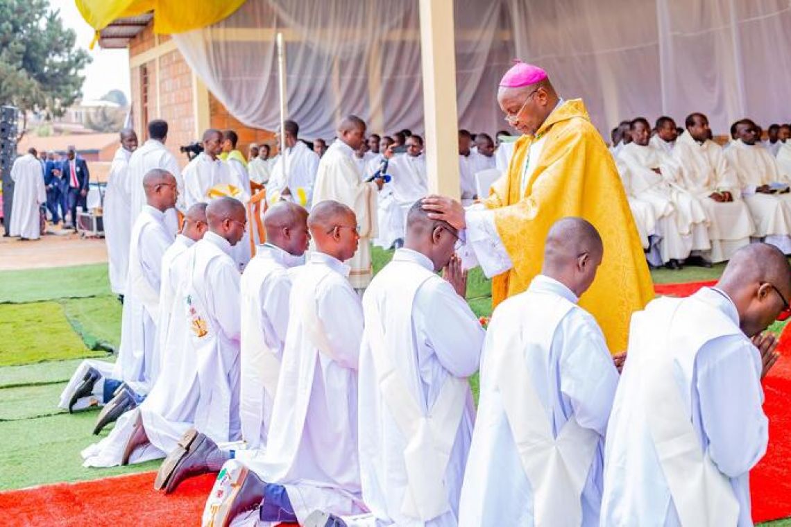 DIOCÈSE BURURI: LES ORDINANDS INVITES A ETRE DE BONS PASTEURS QUI IMITENT JESUS CHRIST