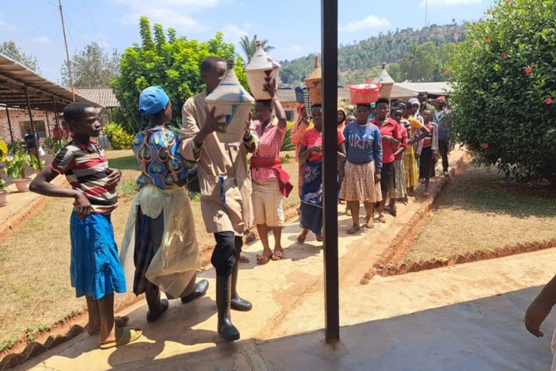 MUSONGATI :  PÈLERINAGE COUPLE DE CHARITE DE LA CHORALE "YEZU MWUNGERE MWIZA"