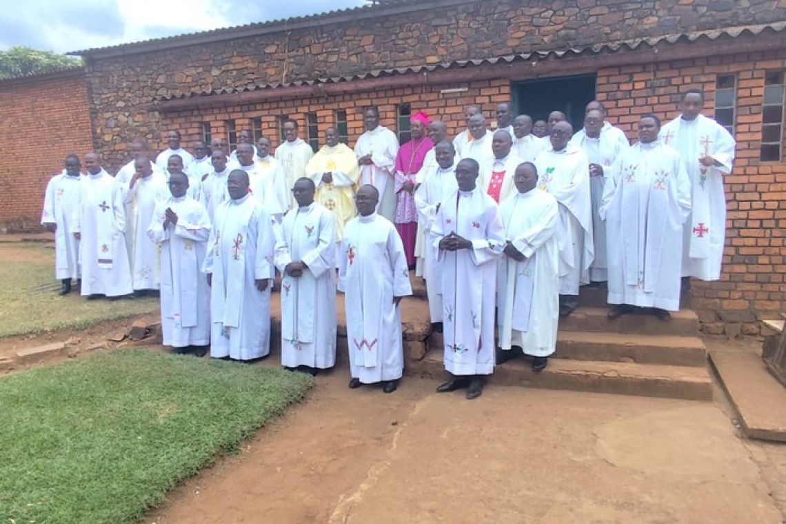 L'ABBE BERNARD CUBWA  SOUFFLE SA 25è BOUGIE  DE SACERDOCE