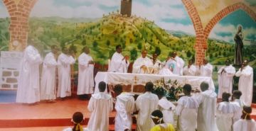 DES VISITEURS DE RENOM A LA PAROISSE NYANTAKARA