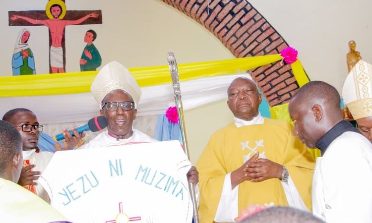 Mgr SERAPION BAMBONANIRE SOUFFLE SES 50 BOUGIES DE VIE SACERDOTALE