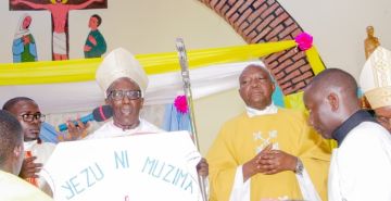 Mgr SERAPION BAMBONANIRE SOUFFLE SES 50 BOUGIES DE VIE SACERDOTALE