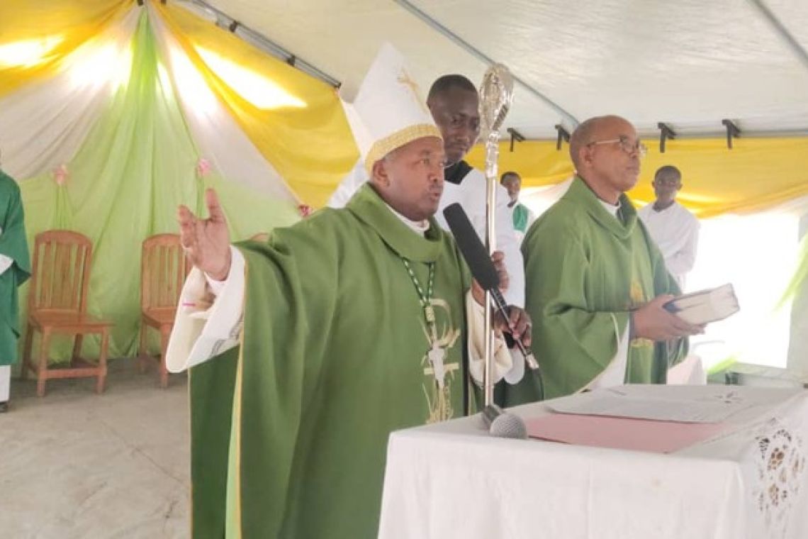 L'EVEQUE DE RUTANA EN VISITE DANS LE CAMP DES DEPLACES CONGOLAIS DE MUSENYI