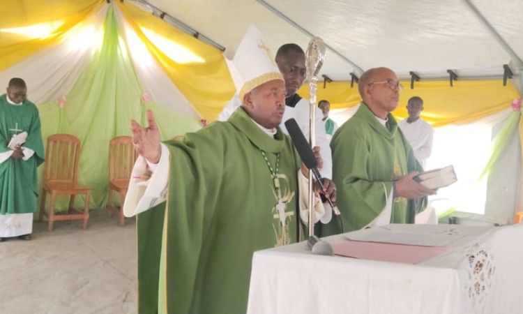 L'EVEQUE DE RUTANA EN VISITE DANS LE CAMP DES DEPLACES CONGOLAIS DE MUSENYI