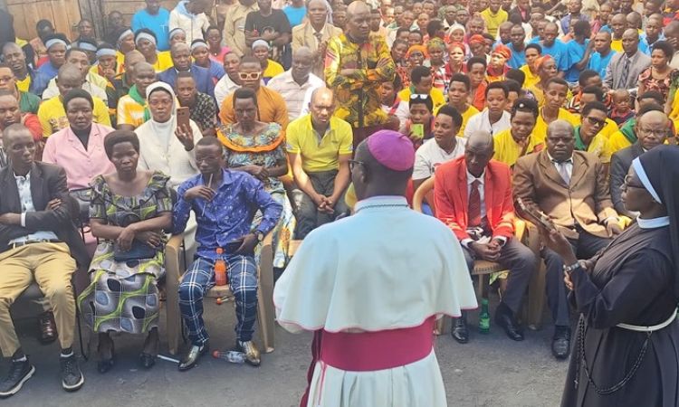 RUYIGI: LE PASTEUR DU DIOCESE AUPRES DES PRISONNIERS