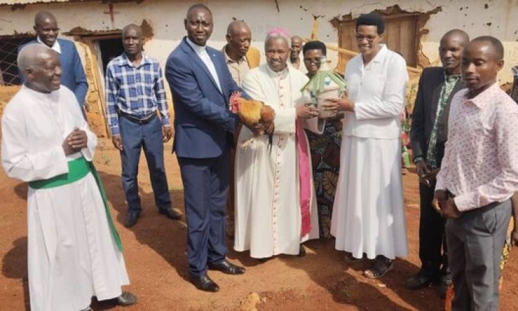 L’EVEQUE DE RUTANA AUPRES DE SES BREBIS EN  SUCCURSALE DE MWAYI